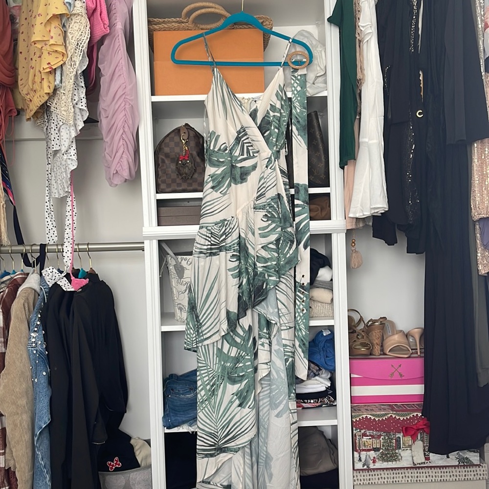 Maxi dress with palm pattern. Comes with belt